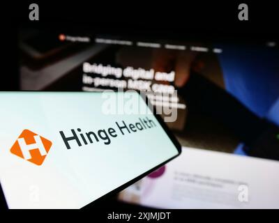 Stuttgart, Deutschland, 07-31-2022: Smartphone mit Logo des amerikanischen digitalen Klinikunternehmens Hinge Health Inc. Auf dem Bildschirm vor der Business-Website. Stockfoto