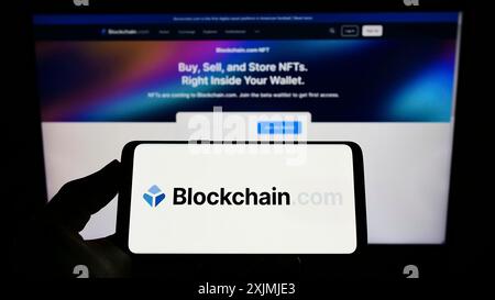 Stuttgart, Deutschland, 07-30-2022: Person, die ein Smartphone mit dem Logo des Kryptowährungsunternehmens Blockchain.com Inc. Auf dem Bildschirm vor der Website hält. Stockfoto