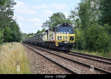 Colas Rail Class 70 70807 mit einem beladenen Rechen von JNA Box Wagons von Toton North Yard nach Bradwell auf Anschlussgleise in der Nähe von Bramshall Park Uttoxeter Stockfoto