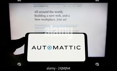Stuttgart, Deutschland, 07-31-2022: Person, die ein Smartphone mit dem Logo des US-amerikanischen Unternehmens Automattic Inc. Auf dem Bildschirm vor der Website hält. Konzentrieren Sie sich auf Stockfoto