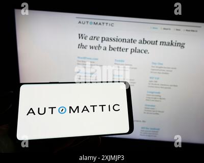 Stuttgart, Deutschland, 07-31-2022: Person, die ein Mobiltelefon mit dem Logo des amerikanischen Distributed-Unternehmens Automattic Inc. Auf dem Bildschirm vor der Webseite hält. Stockfoto