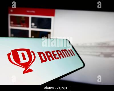 Stuttgart, Deutschland, 07-31-2022: Mobiltelefon mit Logo von Sporta Technologies Private Limited (Dream11) auf dem Bildschirm vor der Website. Konzentrieren Sie sich auf Stockfoto