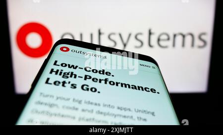 Stuttgart, Deutschland, 07-31-2022: Smartphone mit Website des Low-Code-Softwareunternehmens OutSystems auf dem Bildschirm vor dem Business-Logo. Konzentrieren Sie sich auf Stockfoto
