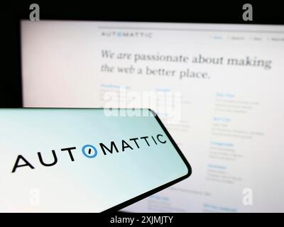 Stuttgart, Deutschland, 07-31-2022: Mobiltelefon mit Logo des amerikanischen Distributed-Unternehmens Automattic Inc. Auf dem Bildschirm vor der Website. Konzentrieren Sie sich auf Stockfoto