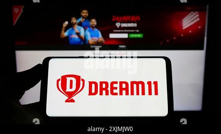 Stuttgart, Deutschland, 07-31-2022: Person, die ein Smartphone mit dem Logo von Sporta Technologies Private Limited (Dream11) auf dem Bildschirm vor der Website hält. Stockfoto