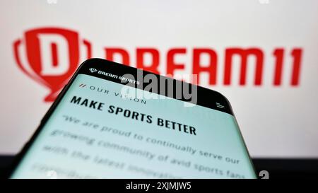 Stuttgart, Deutschland, 07-31-2022: Smartphone mit Webseite von Sporta Technologies Private Limited (Dream11) auf dem Bildschirm vor dem Firmenlogo. Fokus Stockfoto