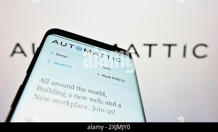Stuttgart, Deutschland, 07-31-2022: Smartphone mit Webseite des US-amerikanischen Unternehmens Automattic Inc. Auf dem Bildschirm vor dem Firmenlogo. Konzentrieren Sie sich auf Stockfoto