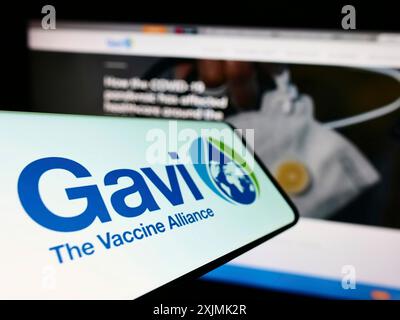 Stuttgart, Deutschland, 07-31-2022: Mobiltelefon mit Logo der Gesundheitspartnerschaft Gavi, die Impfallianz auf dem Bildschirm vor der Website. Konzentrieren Sie sich auf Stockfoto