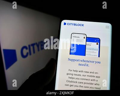 Stuttgart, Deutschland, 07-31-2022: Person, die ein Mobiltelefon hält, mit Webseite des US-Gesundheitsunternehmens Cityblock Health Inc. Auf dem Bildschirm vor dem Logo. Stockfoto