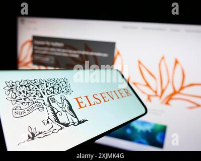 Stuttgart, Deutschland, 07-31-2022: Handy mit Logo des akademischen Verlags Elsevier auf dem Bildschirm vor der Business-Website. Fokus links von Stockfoto