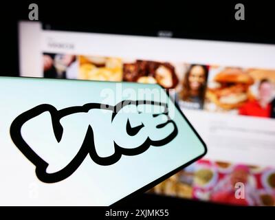 Stuttgart, Deutschland, 07-31-2022: Smartphone mit Logo des Senders Vice Media LLC auf dem Bildschirm vor der Website der Wirtschaft. Konzentrieren Sie sich auf Stockfoto