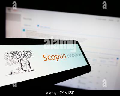 Stuttgart, Deutschland, 07-31-2022: Mobiltelefon mit Logo der Zitierdatenbank Scopus Preview auf dem Bildschirm vor der Business-Website. Konzentrieren Sie sich auf Stockfoto