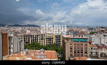 Ein Blick aus der Luft mit einer Drohne über die Mitte von Barcelona und die Dächer vom El Poble-SEC Viertel, Barcelona - Spanien. Hochauflösende Stockbilder Stockfoto