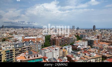 Ein Blick aus der Luft mit einer Drohne über die Mitte von Barcelona und die Dächer vom El Poble-SEC Viertel, Barcelona - Spanien. Hochauflösende Stockbilder Stockfoto