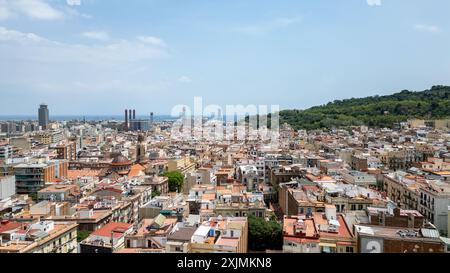 Ein Blick aus der Luft mit einer Drohne über die Mitte von Barcelona und die Dächer vom El Poble-SEC Viertel, Barcelona - Spanien. Hochauflösende Stockbilder Stockfoto