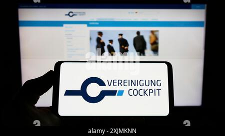 Stuttgart, Deutschland, 09.04.2022: Person mit Smartphone mit Logo der Vereinigung Cockpit auf dem Bildschirm vor der Website. Stockfoto