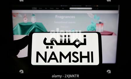 Stuttgart, Deutschland, 28.08.2022: Person, die ein Smartphone mit dem Logo des arabischen E-Commerce-Unternehmens Namshi auf dem Bildschirm vor der Website hält. Konzentrieren Sie sich auf Stockfoto