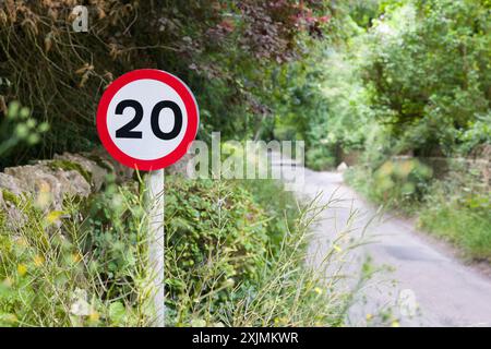 Schild mit einer Geschwindigkeitsbegrenzung von 20 mph auf einer schmalen Landstraße. 20 mph Geschwindigkeitsbegrenzung in Oxfordshire, Großbritannien Stockfoto