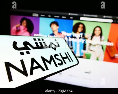 Stuttgart, 28.08.2022: Mobiltelefon mit Logo des arabischen E-Commerce-Unternehmens Namshi auf dem Bildschirm vor der Business-Website. Konzentrieren Sie sich auf Stockfoto