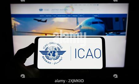 Stuttgart, Deutschland, 09.04.2022: Person, die ein Smartphone mit dem Logo der Internationalen Zivilluftfahrt-Organisation (ICAO) auf dem Bildschirm hält Stockfoto