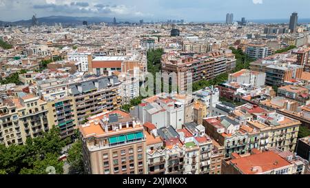 Ein Blick aus der Luft mit einer Drohne über die Mitte von Barcelona und die Dächer vom El Poble-SEC Viertel, Barcelona - Spanien. Hochauflösende Stockbilder Stockfoto