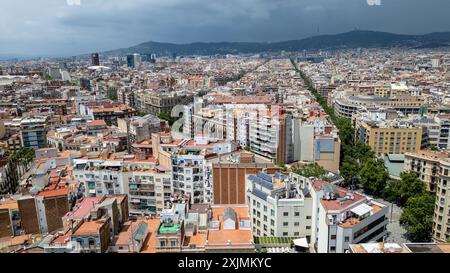 Ein Blick aus der Luft mit einer Drohne über die Mitte von Barcelona und die Dächer vom El Poble-SEC Viertel, Barcelona - Spanien. Hochauflösende Stockbilder Stockfoto