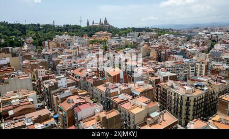 Ein Blick aus der Luft mit einer Drohne über die Mitte von Barcelona und die Dächer vom El Poble-SEC Viertel, Barcelona - Spanien. Hochauflösende Stockbilder Stockfoto