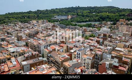 Ein Blick aus der Luft mit einer Drohne über die Mitte von Barcelona und die Dächer vom El Poble-SEC Viertel, Barcelona - Spanien. Hochauflösende Stockbilder Stockfoto