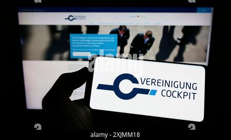 Stuttgart, Deutschland, 09.04.2022: Person mit Handy mit Logo der Vereinigung Cockpit auf dem Bildschirm vor der Webseite. Stockfoto