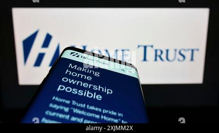 Stuttgart, Deutschland, 09.04.2022: Mobiltelefon mit Webseite der Canadian Lender Home Trust Company auf dem Bildschirm vor dem Firmenlogo. Konzentrieren Sie sich auf Stockfoto