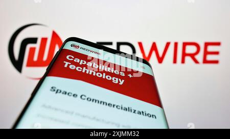 Stuttgart, Deutschland, 09.04.2022: Smartphone mit Webseite des US-Luftfahrtunternehmens Redwire Corporation auf dem Bildschirm vor dem Geschäftslogo. Konzentrieren Sie sich auf Stockfoto