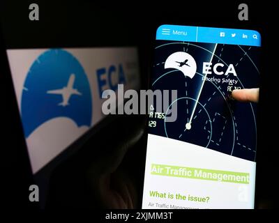 Stuttgart, Deutschland, 09.04.2022: Person, die ein Mobiltelefon hält, mit Website der Organisation European Cockpit Association (ECA) auf dem Bildschirm mit Logo. Stockfoto