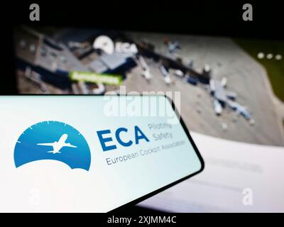 Stuttgart, Deutschland, 09.04.2022: Smartphone mit Logo der Organisation European Cockpit Association (ECA) auf dem Bildschirm vor der Website. Fokussieren Sie links Stockfoto