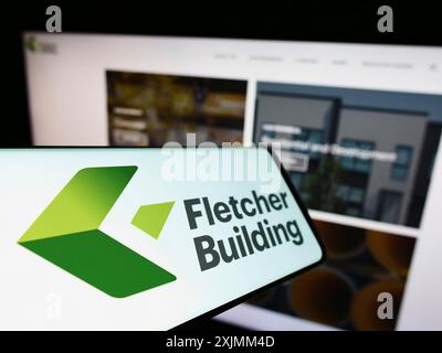 Stuttgart, Deutschland, 09.04.2022: Smartphone mit Logo des Bauunternehmens Fletcher Building Limited auf dem Bildschirm vor der Website. Konzentrieren Sie sich auf Stockfoto