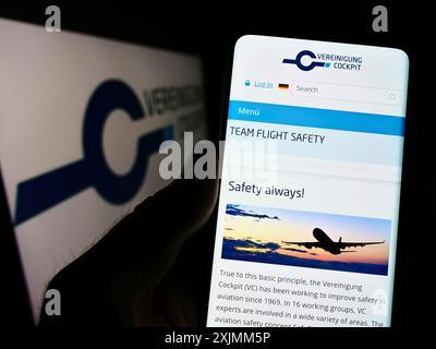 Stuttgart, Deutschland, 09.04.2022: Person, die ein Mobiltelefon hält, mit Webseite der Vereinigung Cockpit auf dem Bildschirm mit Logo. Fokus Stockfoto