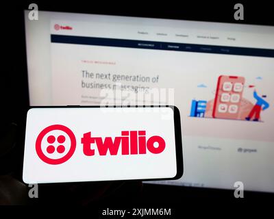 Stuttgart, Deutschland, 09.04.2022: Person, die ein Mobiltelefon mit dem Logo der amerikanischen Kommunikationsplattform Twilio Inc. Auf dem Bildschirm hält Stockfoto