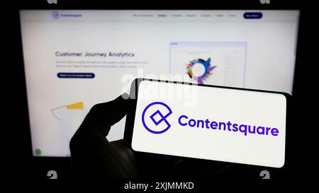 Stuttgart, Deutschland, 09.10.2022: Person, die ein Mobiltelefon mit dem Logo des Unternehmens Contentsquare für die Analyseplattform hält, vor dem Geschäft auf dem Bildschirm Stockfoto