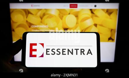 Stuttgart, Deutschland, 10.09.2022: Person, die ein Smartphone mit dem Logo des britischen Produktionsunternehmens Essentra plc auf dem Bildschirm vor der Website hält. Stockfoto