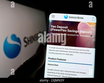 Handy mit Website des japanischen Finanzunternehmens Shinsei Bank Limited auf dem Bildschirm mit Logo. Konzentrieren Sie sich auf die Mitte des Telefondisplays Stockfoto