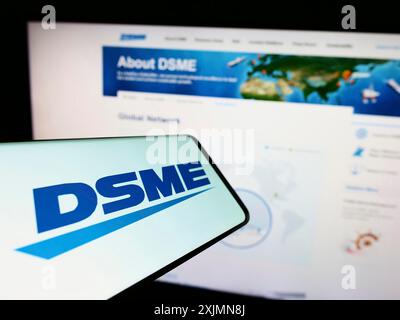 Stuttgart, Deutschland, 13.09.2022: Smartphone mit Logo von Daewoo Shipbuilding and Marine Engineering (DSME) auf dem Bildschirm vor der Website. Konzentrieren Sie sich auf Stockfoto