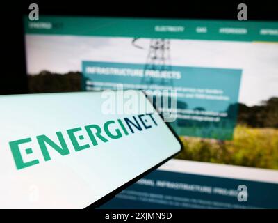 Stuttgart, Deutschland, 13.09.2022: Mobiltelefon mit Logo des dänischen Übertragungsnetzbetreibers Energinet auf dem Bildschirm vor der Website. Konzentrieren Sie sich auf Stockfoto