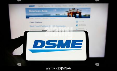 Stuttgart, Deutschland, 13.09.2022: Person, die ein Smartphone mit dem Logo von Daewoo Shipbuilding and Marine Engineering (DSME) auf dem Bildschirm hält Stockfoto