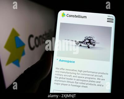 Stuttgart, Deutschland, 18.09.2022: Person, die ein Mobiltelefon hält, mit Webseite des französischen Aluminiumunternehmens Constellium SE vor dem Logo. Konzentrieren Sie sich auf Stockfoto