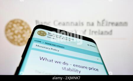 Stuttgart, Deutschland, 19.09.2022: Smartphone mit Website des Finanzinstituts Central Bank of Ireland auf dem Bildschirm vor dem Logo. Konzentrieren Sie sich auf Stockfoto