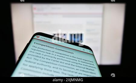 Stuttgart, 19.09.2022: Smartphone mit Website der Schweizer Wettbewerbskommission (Weko) vor dem Monitor. Konzentrieren Sie sich auf Stockfoto