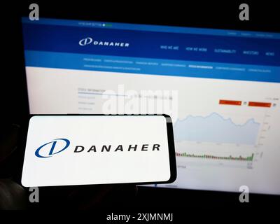 Stuttgart, Deutschland, 19.09.2022: Person, die ein Mobiltelefon hält, mit dem Logo des US-amerikanischen Konglomerats Danaher Corporation auf dem Bildschirm vor der Unternehmenswebseite. Stockfoto