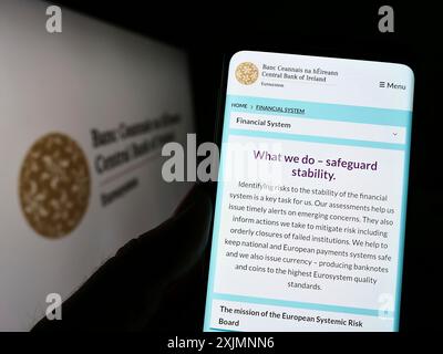 Stuttgart, Deutschland, 19.09.2022: Person, die ein Mobiltelefon hält, mit Webseite des Finanzinstituts Central Bank of Ireland auf dem Bildschirm mit Logo. Konzentrieren Sie sich auf Stockfoto