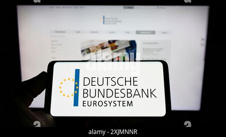 Stuttgart, 19.09.2022: Person mit Mobiltelefon mit Logo der Deutschen Bundesbank auf dem Bildschirm vor der Webseite. Konzentrieren Sie sich auf Stockfoto