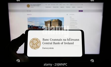 Stuttgart, Deutschland, 19.09.2022: Person mit Smartphone und Logo des Finanzinstituts Central Bank of Ireland auf dem Bildschirm vor der Website. Stockfoto