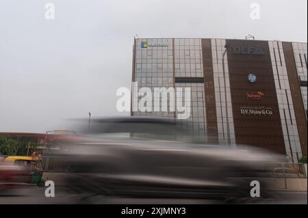 Gurugram, Haryana, Indien. Juli 2024. Fahrzeuge fahren am 19. Juli 2024 an einem Bürogebäude von Microsoft in Gurugram am Stadtrand von Neu-Delhi, Indien, vorbei. Fluggesellschaften, Unternehmen und verschiedene Institutionen sind durch den weltweiten Ausfall von Microsoft betroffen. Verschiedene Flüge auf der ganzen Welt wurden gestrichen und der Flugbetrieb, der auf Microsoft Systems angewiesen war, wurde beeinträchtigt. (Kreditbild: © Kabir Jhangiani/ZUMA Press Wire) NUR REDAKTIONELLE VERWENDUNG! Nicht für kommerzielle ZWECKE! Stockfoto